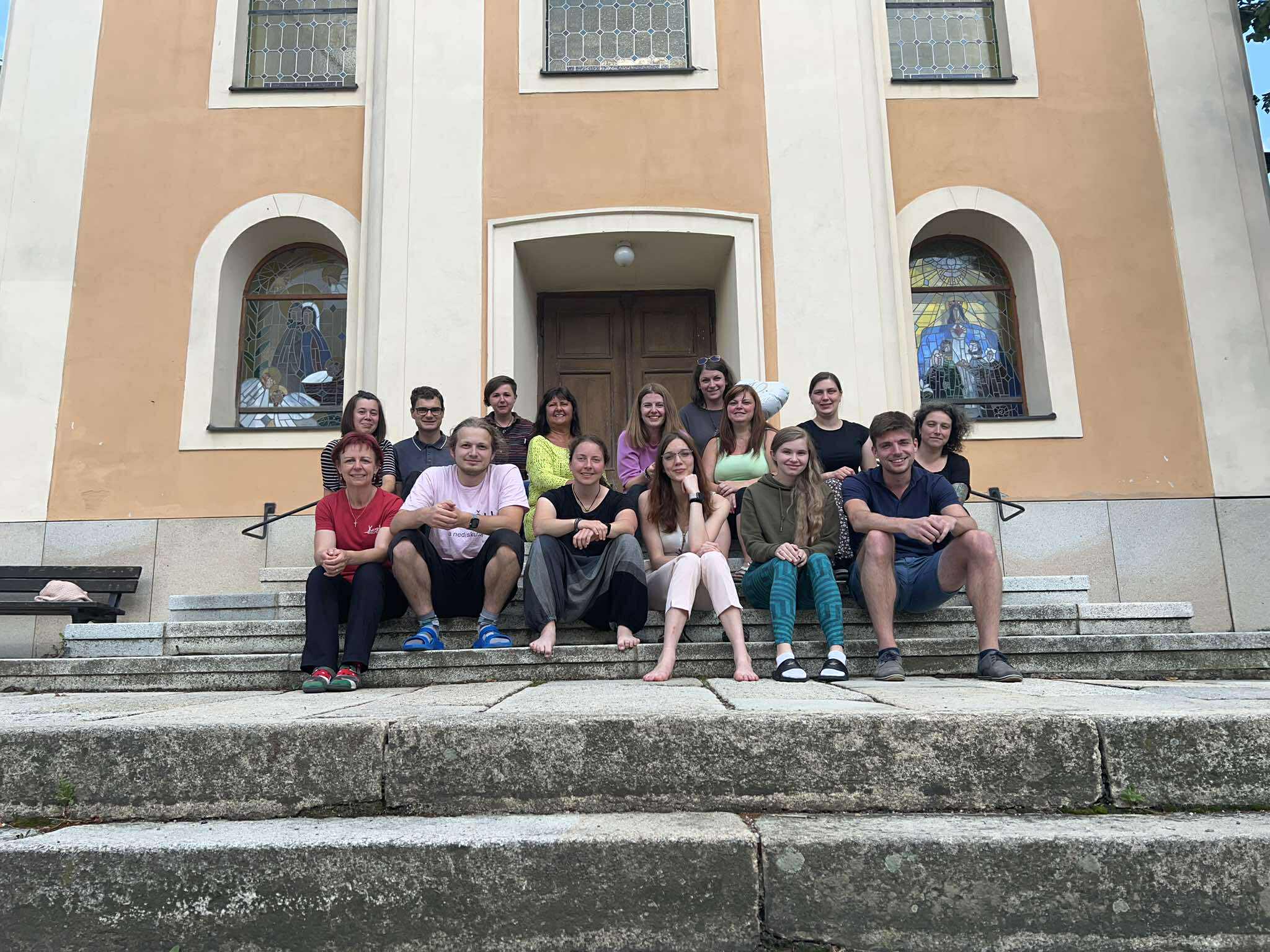 Společná fotka před kostelem ve Staré Říši